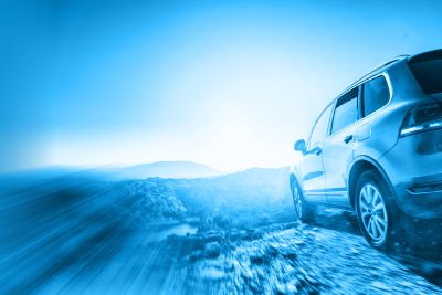 Teilausschnitt eines VW von hinten, der auf einer Straße fährt