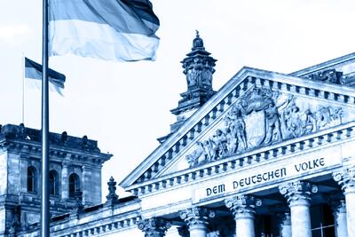 Bundestagsgebäude mit Fahne und Aufschrift