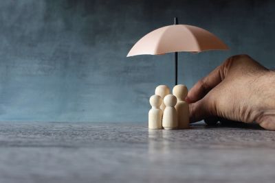 Ein Schirmchen, dass über mehrere Spielfiguren gehalten wird
