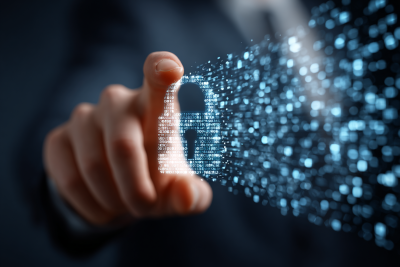 Eine Hand die ein digitales Schloss hält aus dem Datenpunkte herausschweben