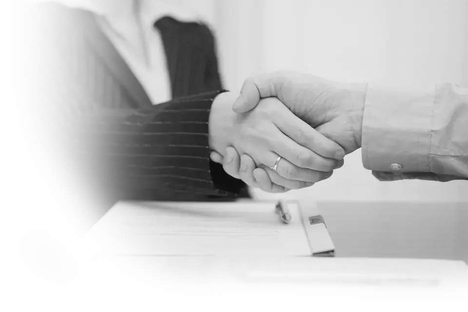 Handschlag zwischen 2 Menschen