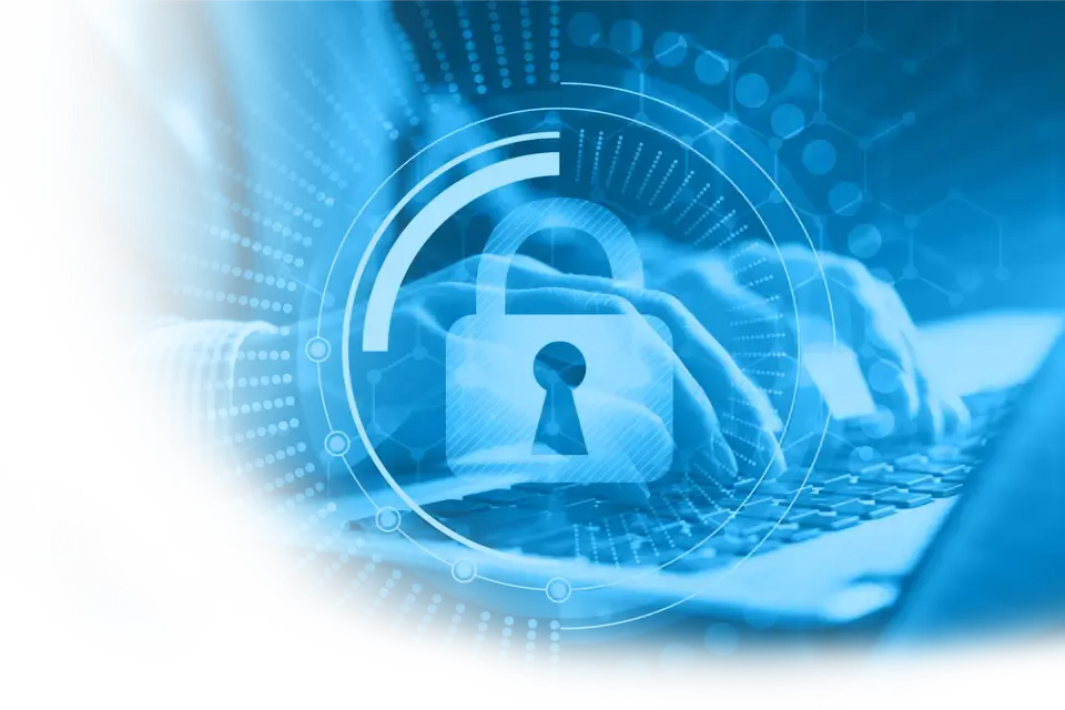 Ein digitales Bild im Hintergrund Hände, die ein Laptop bedienen, im Vordergrund ein digitales Schloss