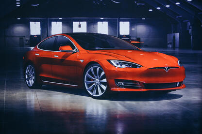 Tesla von Dr. Stoll und Sauer verklagt