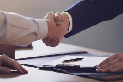 Anwalt für Arbeitsrecht und Mandant geben sich Handschlag