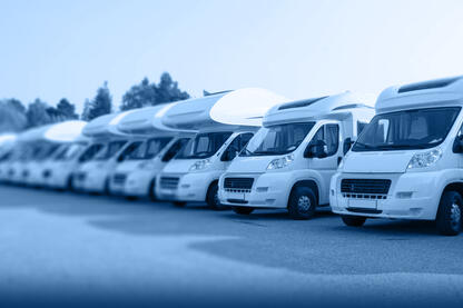 Eine Reihe geparkter Wohnmobile