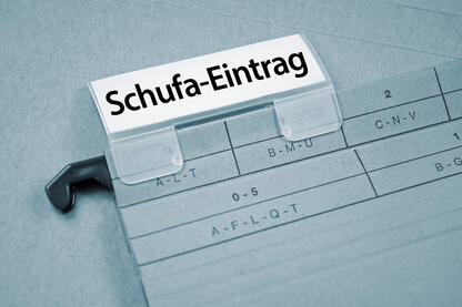 Eine Akte, die mit Schufa-Eintrag gekennzeichnet ist