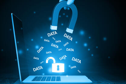 Symbolbild für Datenklau: Aus einem Laptop werden mit einem Magnet daten herausgezogen