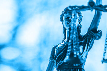 Eine Justizia, die eine Waage hält