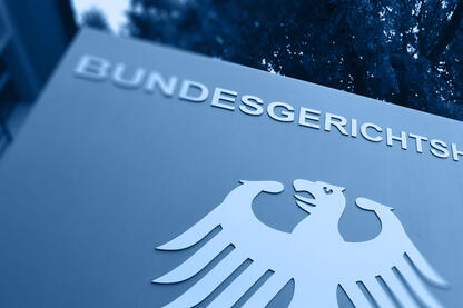 Teilausschnitte eines Schildes auf dem Bundesgerichtshof steht und ein Adler zu sehen ist.