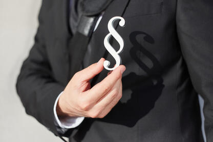 Anwalt hält ein Paragraph Symbol