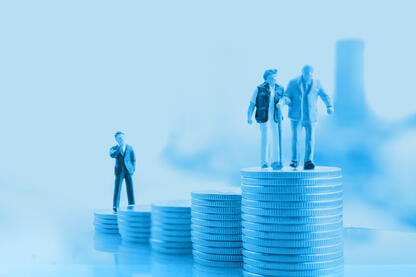 Mehrere Stapel Geldmümzen, die höher werden und Menschen die darauf stehen