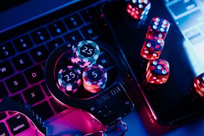 Eine Laptoptastatur auf der Würfel und Jetons platziert sind