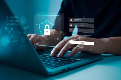 Hände die ein Laptop bedienen. Im Bildvordergrund schweben digitale Icons in der Luft